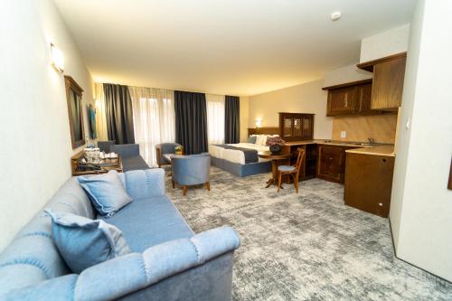 Deluxe Double Room image 7