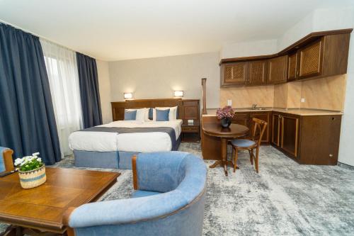 Deluxe Double Room image 8