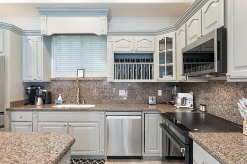 Primrose Palace Fountain Park Pool Hot tub