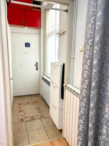 One-Bedroom Apartment image 4