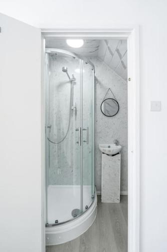 Karazo LTD - Luxurious contractor friendly 2 bed in Croydon, Croydon (fotografie 9)