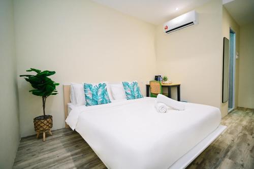 Swing & Pillows - Putrajaya Selangor Room Type - Standard Queen Room