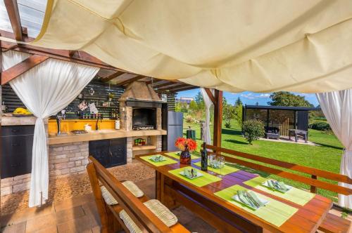 Holiday house Dorstari by Villsy - large garden with pool, playground for kids and adults in Heki