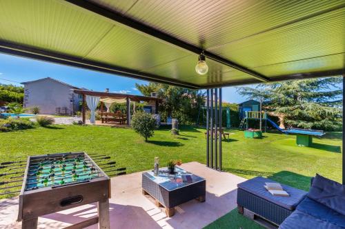 Dārzs, Holiday house Dorstari by Villsy - large garden with pool, playground for kids and adults in Heki