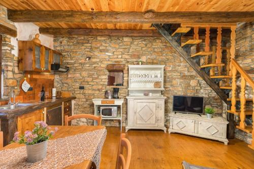 virtuve, Holiday house Dorstari by Villsy - large garden with pool, playground for kids and adults in Heki