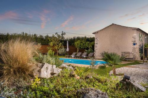 Viesnīcas āriene, Holiday house Dorstari by Villsy - large garden with pool, playground for kids and adults in Heki