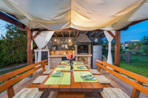 Holiday house Dorstari by Villsy - large garden with pool, playground for kids and adults in Heki