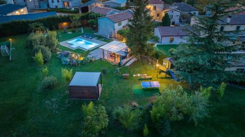 Viesnīcas āriene, Holiday house Dorstari by Villsy - large garden with pool, playground for kids and adults in Heki
