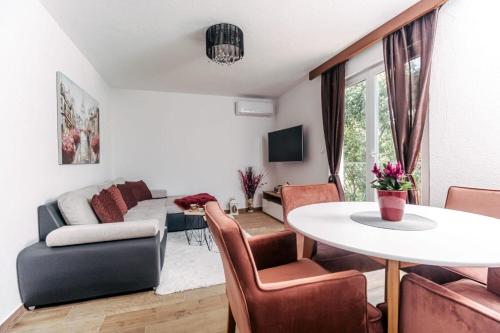 2 bedrooms, 3 beds
