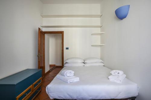 Bright Last-Floor Apartment with Terrace