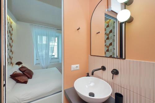 YCH-Colorful and classy apartment near Fori Imperiali, Roma (foto 6)