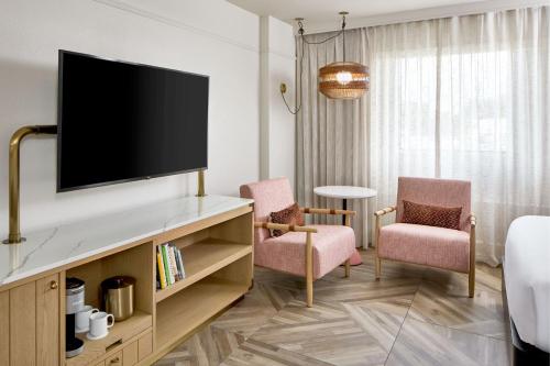Deluxe King Room image 6