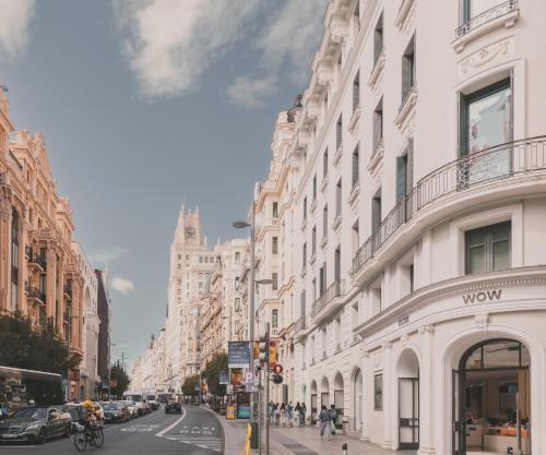 Amplio Piso de 7 habs, 4 baños sobre calle Gran Vía, Мадрид (фото 3)