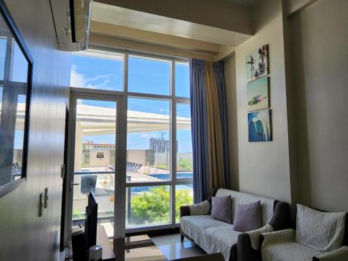 High Ceiling Home by the Pool with Wi-Fi and Netflix