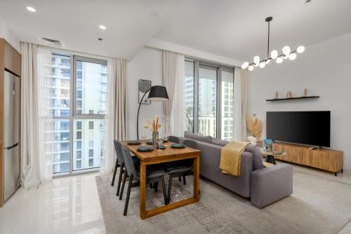 White Sage Sun and Sand 1BR at Beach Isle Emaar BeachFront, Dubái