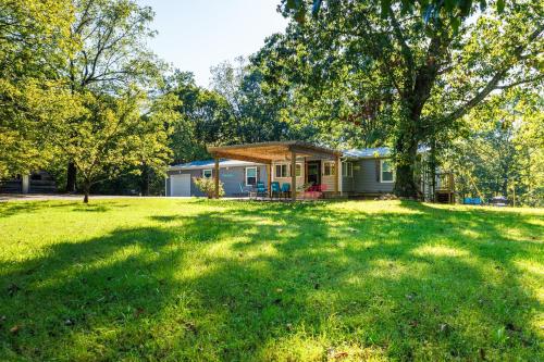 Franklin 4BR Escape, BBQ, Fire Pit, Sleeps 15 in Franklin, USA