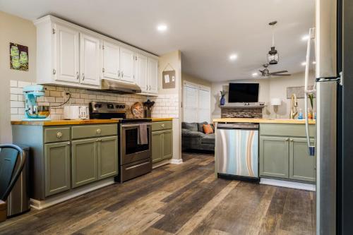 Franklin 4BR Escape, BBQ, Fire Pit, Sleeps 15 in Franklin, USA