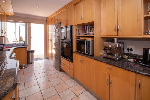 Comfortable & Spacious 5 Bed Home in Ave Normandie