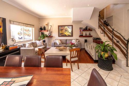 Comfortable & Spacious 5 Bed Home in Ave Normandie