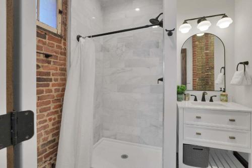 The Urban Oasis - 2 BR - Great Location