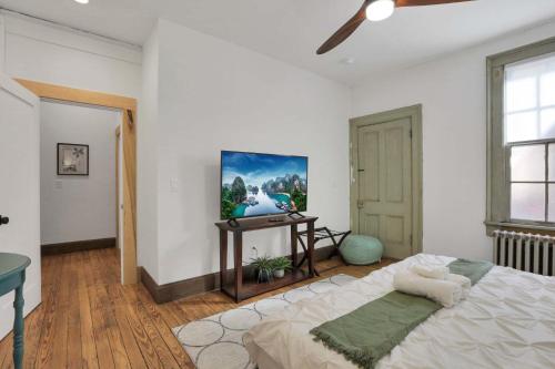 The Urban Oasis - 2 BR - Great Location