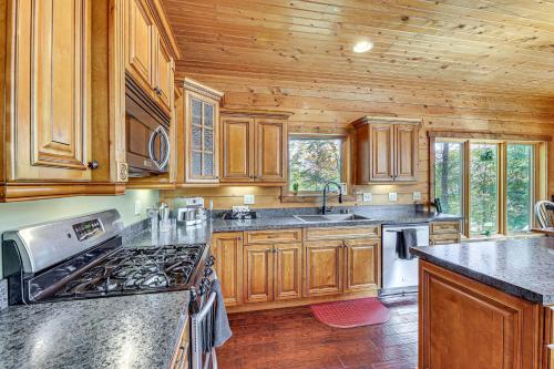 Game Room, Deck and Views Idyllic Slaty Fork Home in Slaty Fork, USA