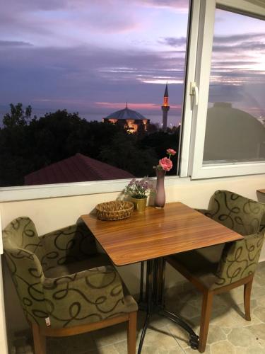 BACHOS HOTEL SULTANAHMET enjoy breakfast on the sea view terrace – Istanbul, FL