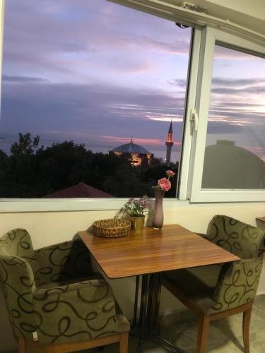 BACHOS HOTEL SULTANAHMET enjoy breakfast on the sea view terrace – Istanbul, FL