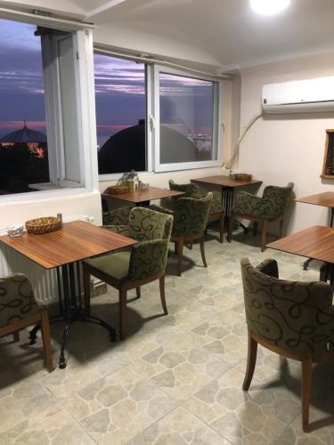 BACHOS HOTEL SULTANAHMET enjoy breakfast on the sea view terrace – Istanbul, FL