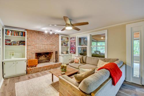 On-Site River Access Hartwell Getaway with Deck! in Hartwell, USA