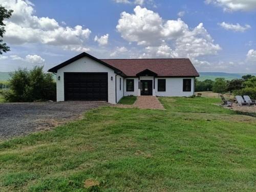 Rest & Replenish 10mins to Lake Sardis with Mountain Views in Clayton, USA