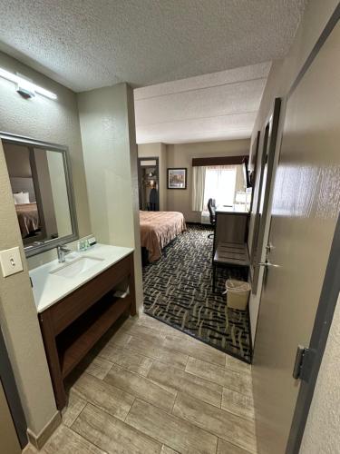 Quality Inn - image 18