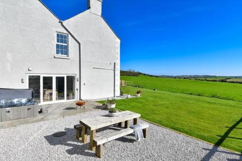 A szálláshely kívülről, Ty Carmel - Carmel House in Llannerch-y-Medd