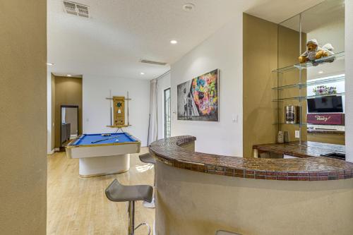Less Than 2 Mi to Galleria Spacious Houston Home! in Houston, USA