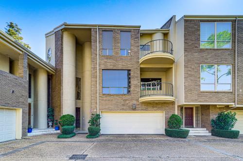 Less Than 2 Mi to Galleria Spacious Houston Home! in Houston, USA