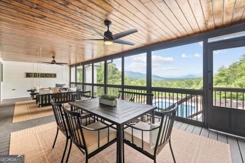 Golden Hill Retreat & Guest House in Cleveland, USA