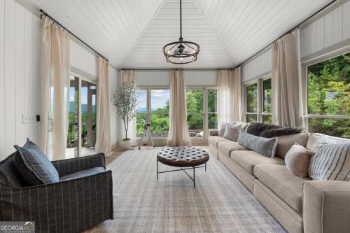 Golden Hill Retreat & Guest House in Cleveland, USA