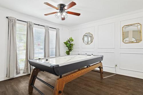 Modern Comforts & Classic Charm w Pool 5BD in Saginaw, USA