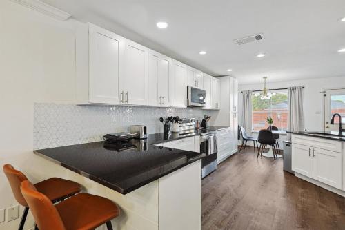 Modern Comforts & Classic Charm w Pool 5BD in ฟอสซิล ครีก