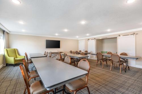Best Western Plus University Park Inn & Suites - 회의실/연회장