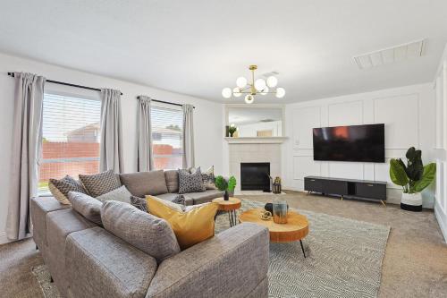 Modern Comforts & Classic Charm w Pool 5BD in Saginaw, USA
