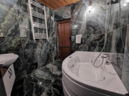 Falcon Cave Suites - image 3
