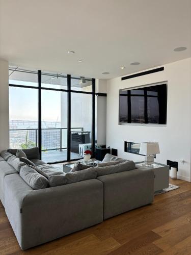 Penthouse Views Downtown - Walking Distance to Petco Park in San Diego, USA