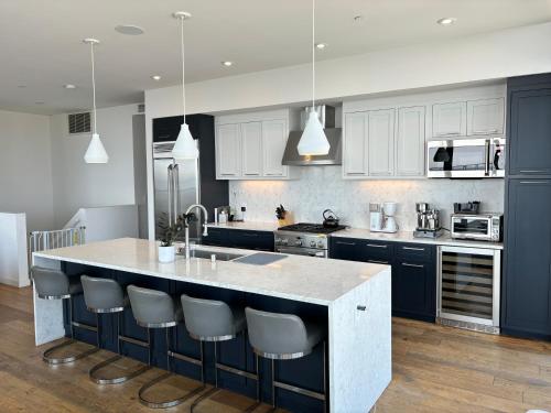 Penthouse Views Downtown - Walking Distance to Petco Park in San Diego, USA