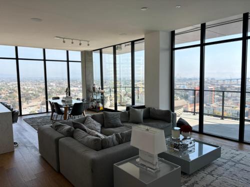 Penthouse Views Downtown - Walking Distance to Petco Park in San Diego, USA