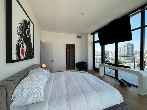 Penthouse Views Downtown - Walking Distance to Petco Park in San Diego, USA