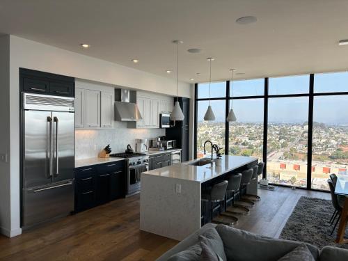 Penthouse Views Downtown - Walking Distance to Petco Park in San Diego, USA