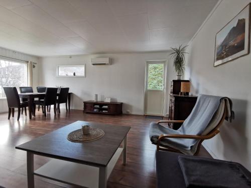 Cozy Apartment between sea and mountains in Mefjordvær