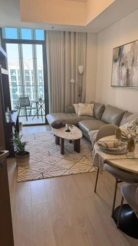Burj Khalifa view modern 1BHK with balcony, Dubai (photo 3)
