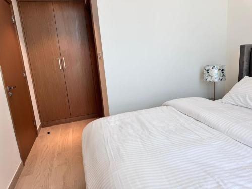 Burj Khalifa view modern 1BHK with balcony, Dubai (photo 8)